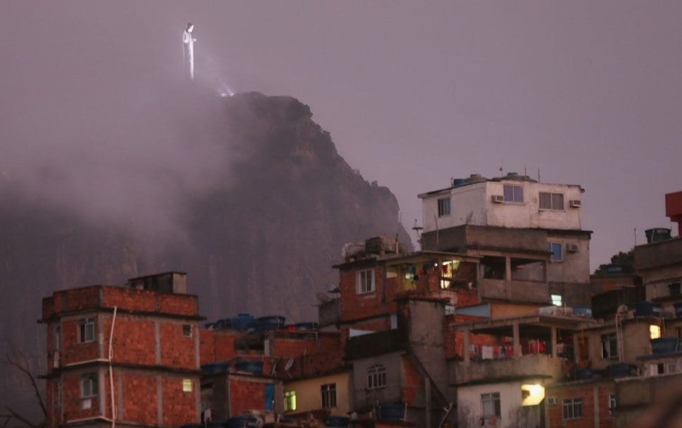 Вокруг статуи Христа-Искупителя, под которой находится фавела Кантагалу, сгущается туман. И только время покажет, какие плоды принесут миротворческие усилия бразильского спецназа.