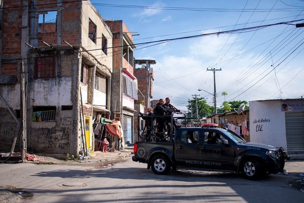 Элитное подразделение военной полиции BOPE вошло на территорию беспокойной Комплексо-да-Маре, одной из крупнейших фавел в Рио.