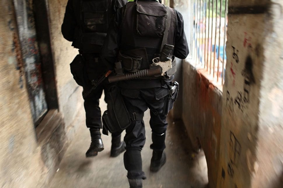 Офицеры BOPE носят оружие и используют тактики, недоступные обычным полицейским.