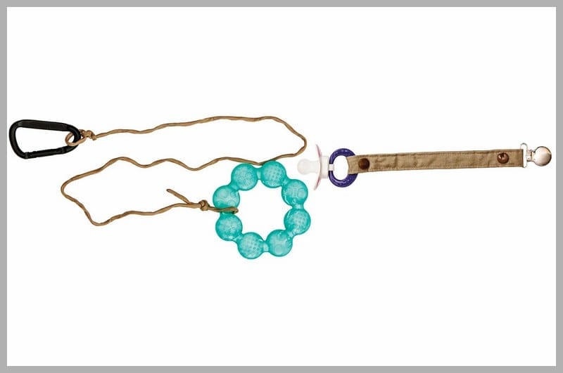 Соска на верёвке и игрушка - ключевые элементы в долгом путешествии