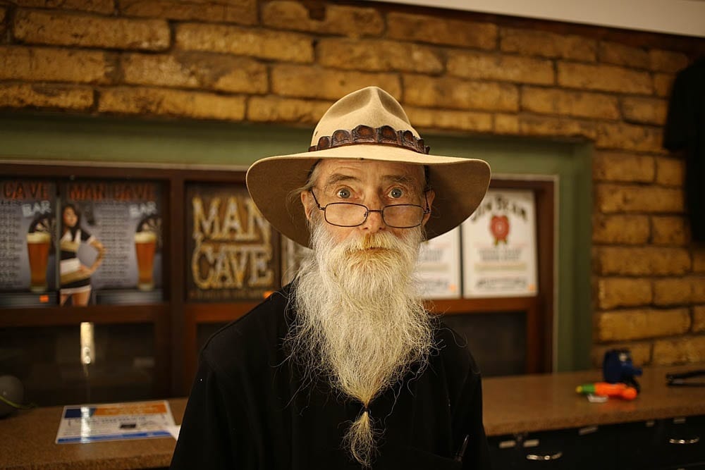 Средний срок жизни в Австралии 82 года (у нас 66). Вот этот дедушка, скорее всего, один из «седых странников» — всё знает, всё умеет, получает удовольствие от жизни и иногда останавливается в поселениях помогать по профессии.