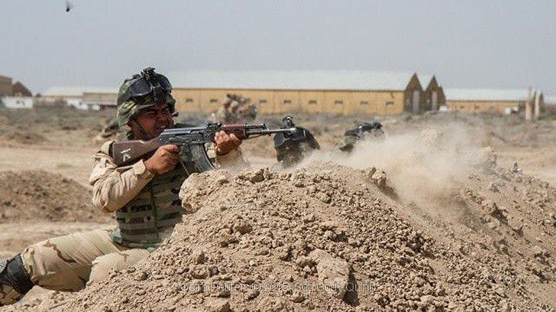 Военнослужащий иракских сил безопасности проходит боевую подготовку. Как и его противники из Исламского государства он вооружен автоматом АК-47, который остается любимым стрелковым оружием многих повстанческих группировок на протяжении уже нескольких десятилетий