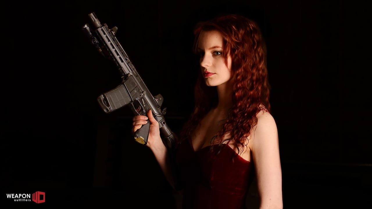Lady guns. Этериал Роуз. Рыжая девушка с ружьем. Рыжая с оружием. Рыжая девушка с пистолетом.