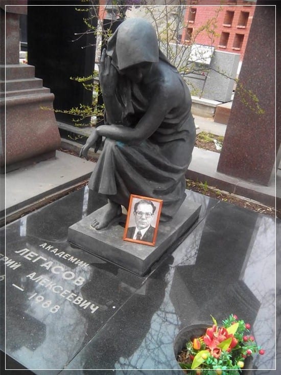 Могила Легасова на Новодевичьем кладбище Москвы.