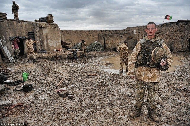 Военнослужащий Королевского хайлендского фузилерного полка, 18-летний Джон Брайант (John Bryant), стоит в дозоре в провинции Гильменд, Афганистан.