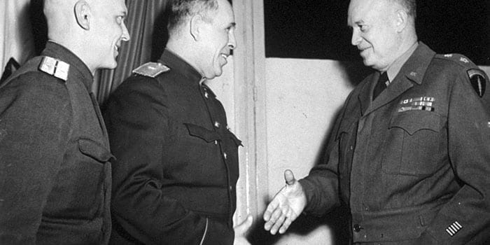 Генерал-майор И.А. Суслопаров пожимает руку Д. Эйзенхауэру на подписании акта о капитуляции Германии в Реймсе