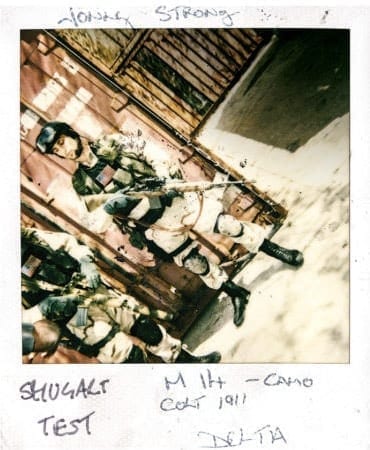 На этой фотографии - актер Джонни Стронг, исполняющий роль сержанта первого класса Рэнделла Шугарта, демонстрирующий одно из оружий-«героев», а именно М14, использовавшихся на съемках. Также стоит заметить, что на фото показан CAR-15 Гордона.