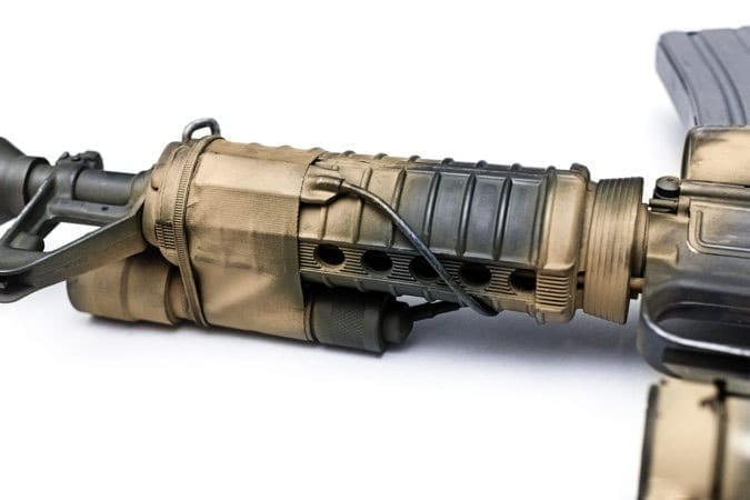 Реплика ETAC Arms в боевой комплектацией с 8-ю отверстиями на цевье, изготовленном из полноразмерного цевья M16A2, и тактическим фонарем Surefire. Клейкая лента и стяжка соответствуют внешнему виду/конфигурации, показанной в фильме.