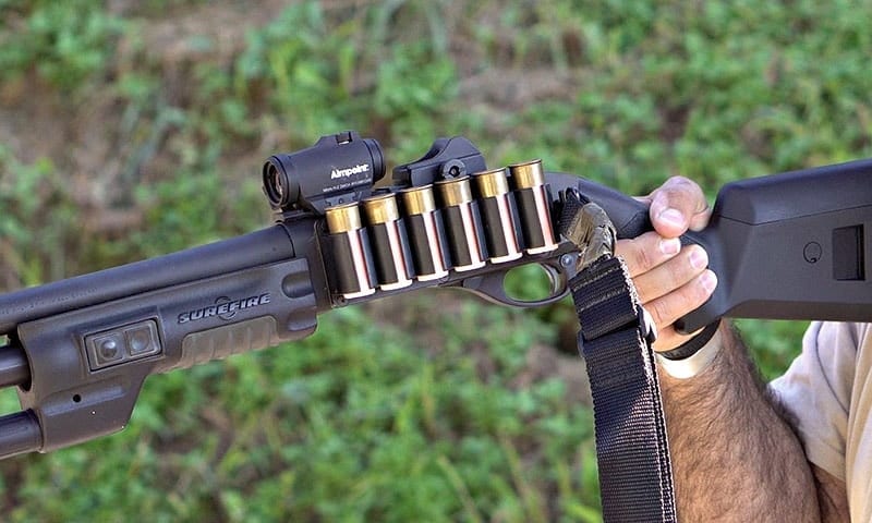 Боковой патронташ, закрепленный на ствольной коробке Remington 870. Патроны установлены капсюлем вверх.