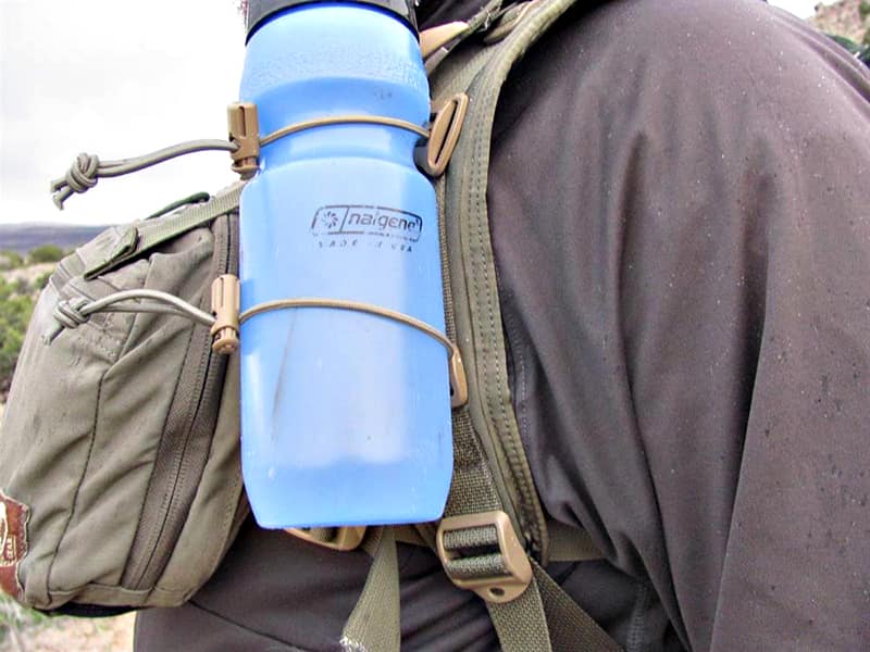 Способ крепления бутылки для воды на рюкзаках Hill People Gear.