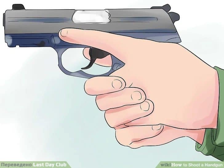 Берите пистолет осторожно, не касаясь пальцем спускового крючка, чтобы случайно не выстрелить