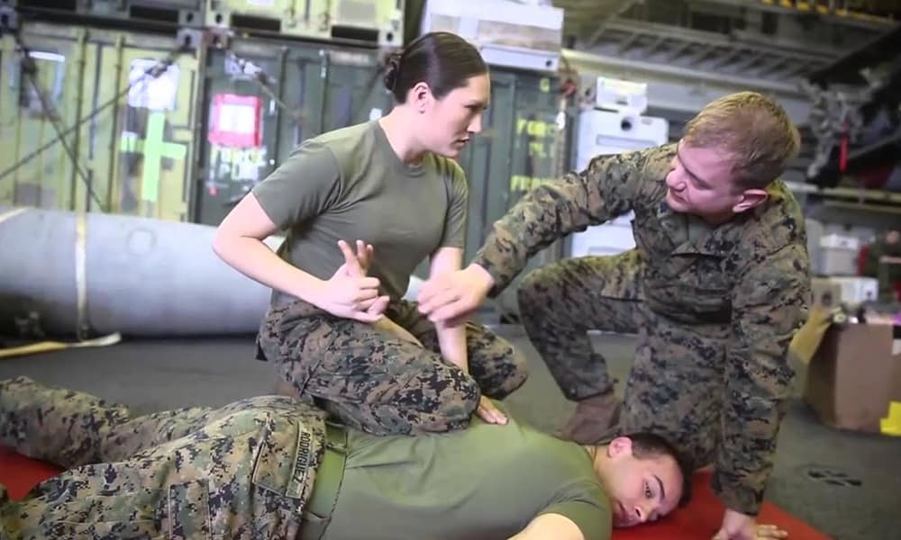 MCMAP - Программа боевых искусств корпуса морской пехоты США. Фрагмент тренинга среднего уровня, отработка болевого удержания.