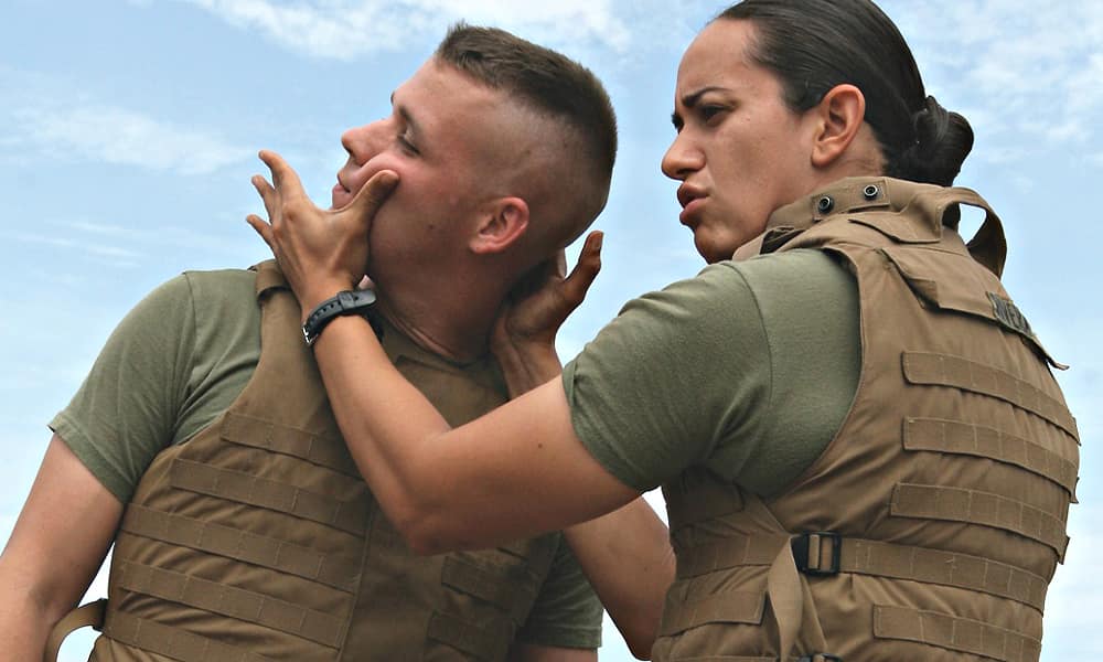 MCMAP - Программа боевых искусств корпуса морской пехоты США. Тренинг пятого уровня, демонстрация скручивания шеи противника.