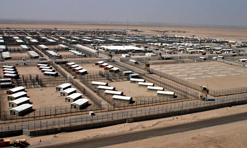 Лагерь Кэмп-Букка армии США для военнопленных и перемещённых лиц, Ирак 2002 – 2016г. Площадь лагеря более 16 гектар, через него прошло около 26 тыч. человек.
