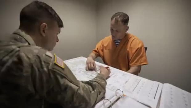 На фото: кадр из рекламного видео армии США о военной специальности MOS35М «специалист по сбору разведданных и работе с людьми».