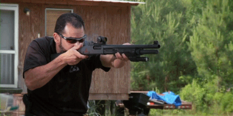 Стрелок-инструктор Крис Коста с «тактическим» вариантом Remington 870