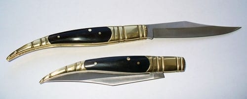 Современный складной нож, стилизованный под наваху.
