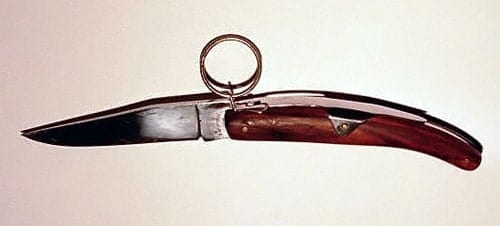 Нож с одним из характерных для навахи типом механизма.