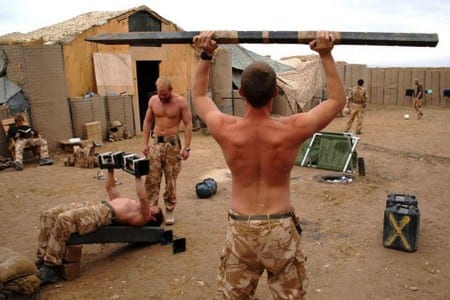 На фото: британские морпехи в Афганистане.