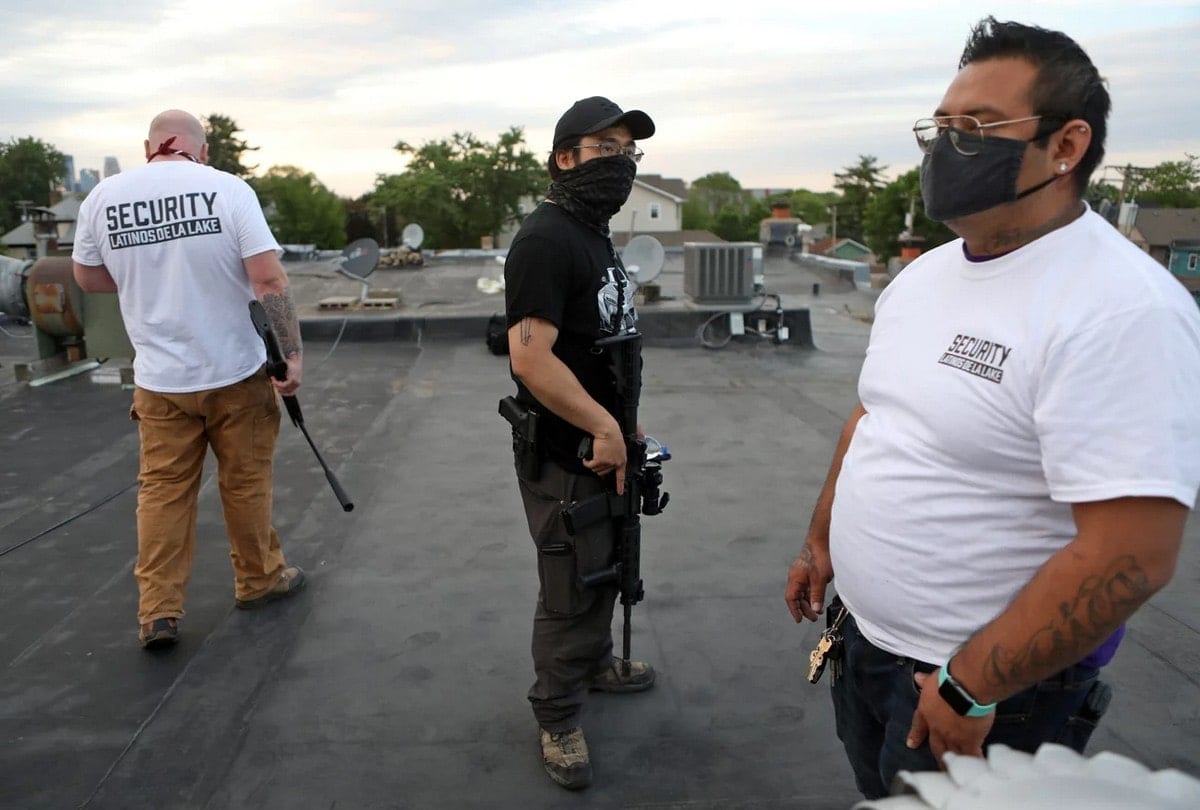 Вооруженные добровольцы занимают позиции на крышах в районе Миннеаполиса; тех, кому не разрешено носить оружие, держат подальше от крыш.
