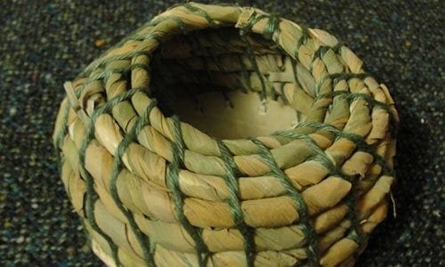 Рогоз используется для плетения корзин