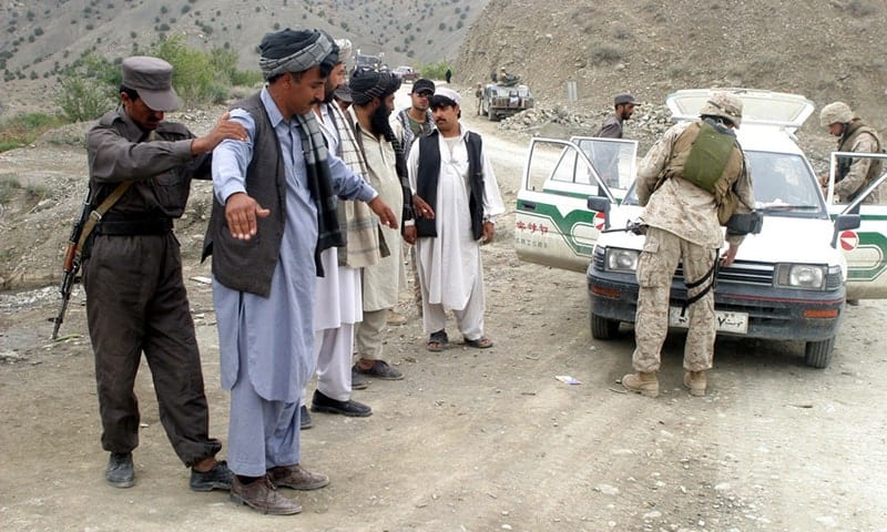 Блок-пост НАТО. афганские полицейские и солдаты НАТО совершают ошибку, поставив задержанных вплотную друг к другу лицом к своей машине и позволяя двум крайним общаться между собой.