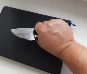 складной нож лански в руке