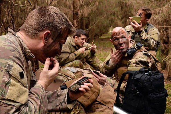Занятие по нанесению камуфляжной окраски - SERE - американская военная программа подготовки к выживанию