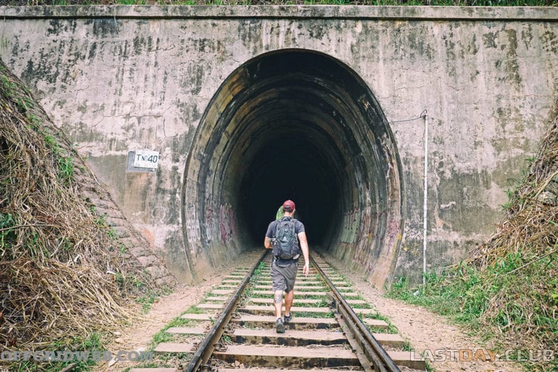 Направляясь к железнодорожному туннелю к Девятиарочному мосту в Элле, Шри-Ланка.