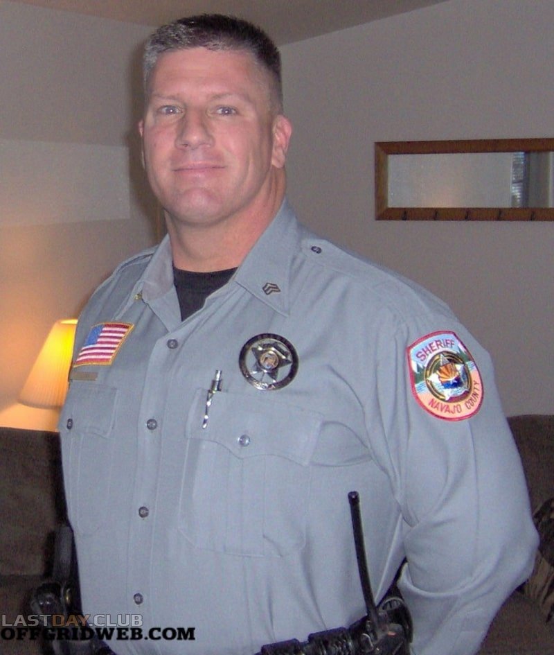 Тимоти Лейси, основатель курсов Guerrilla Mentor, в униформе шерифа округа Навахо.
