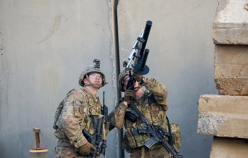 Двое военнослужащих армии США работают с устройством Drone Defender в Ираке во время учений по борьбе с беспилотными воздушными системами. Октябрь 2018 года. (Фото армии США)