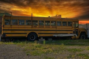 Закопанный автобус - Как сделать персональный бункер для выживания - 9 оригинальных идей