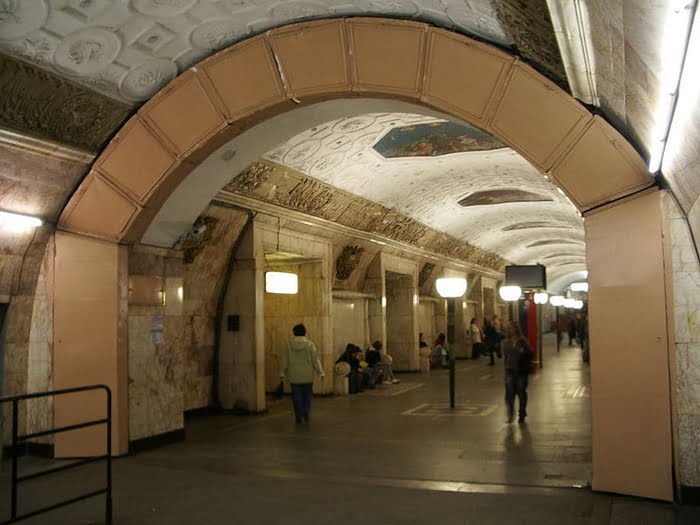 Типовой гермозатвор («противоатомные ворота») московской станции метро выдерживает «затекающую» вниз часть взрывной волны, а также не пропускает радиоактивную пыль.