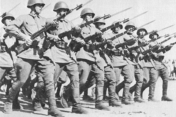 солдаты РККА с винтовками СВТ со штыками