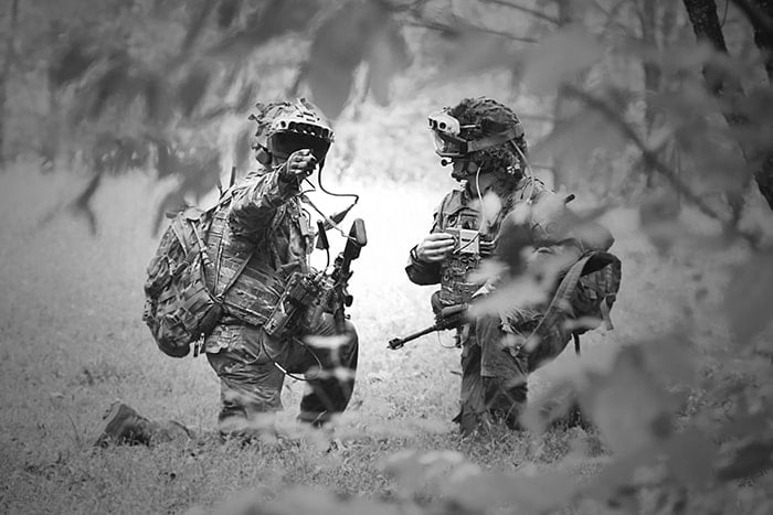 солдаты 82-й воздушно-десантной дивизии армии США в боевых очках дополненной реальности IVAS