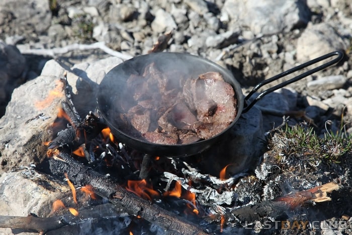 дикий баран, приготовленный на открытом огне – превосходное блюдо из дичи