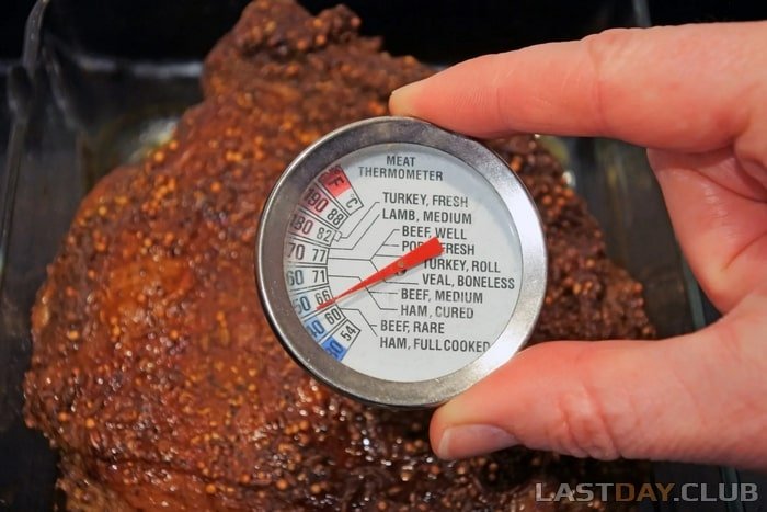Rулинарный термометр для измерения внутренней температуры. Есть две шкалы – в градусах Цельсия и Фаренгейта, и указания, какая температура рекомендована для разных видов мяса.