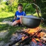 дети учатся готовить еду на природе