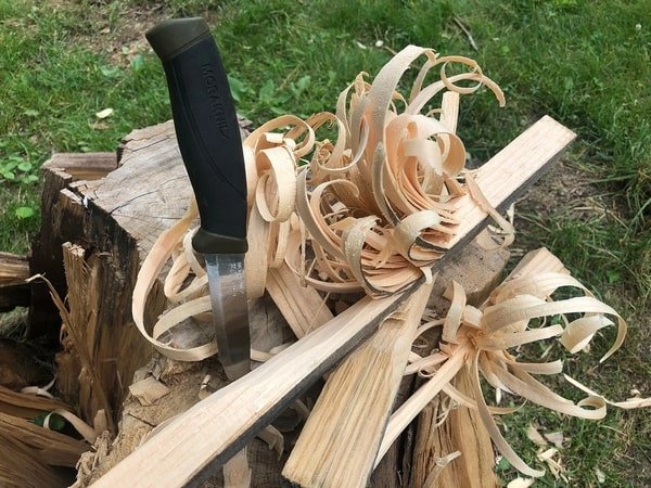 Изготовление растопки для огня методом нарезания дерева на "перья"