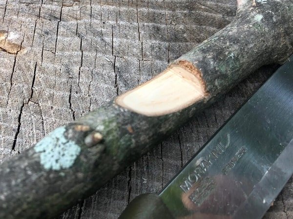Вырезание ножом пазов в дереве